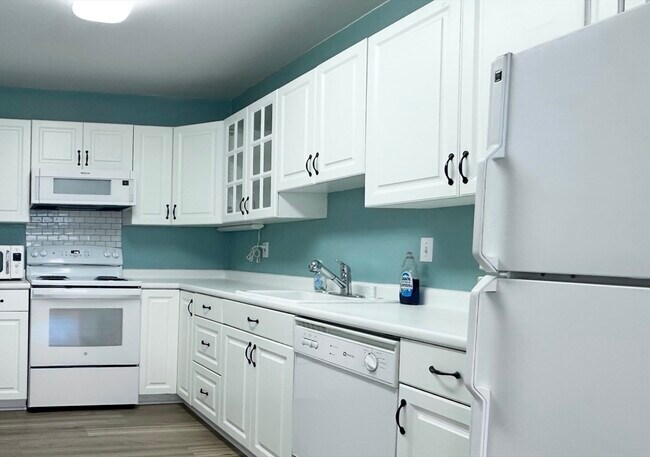 Photo - 2 Hammond Pond Pkwy Unit 4