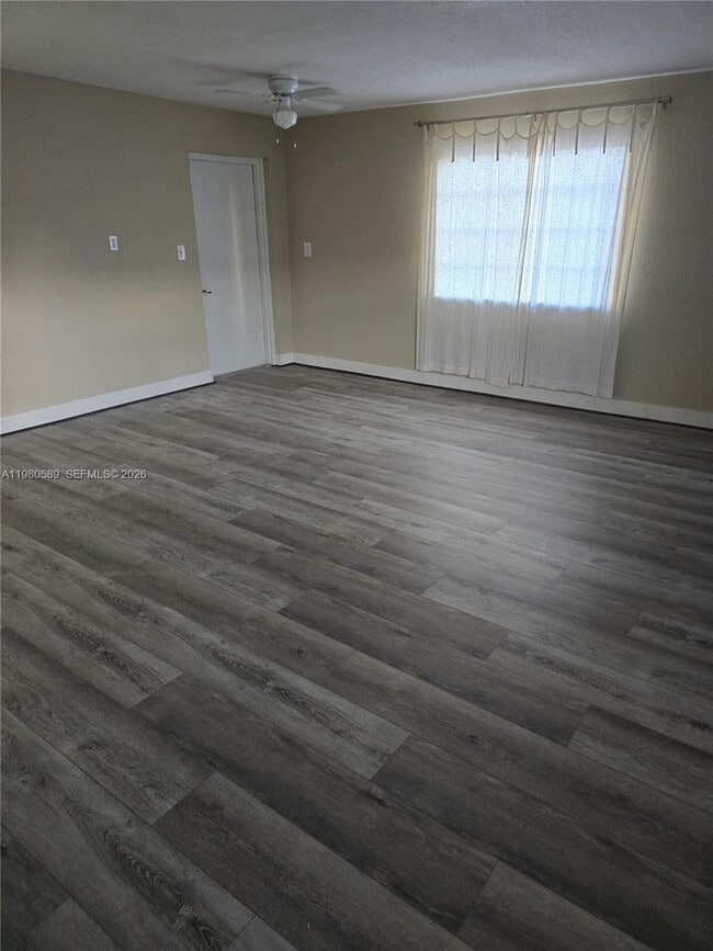 Photo - 880 E 26th St