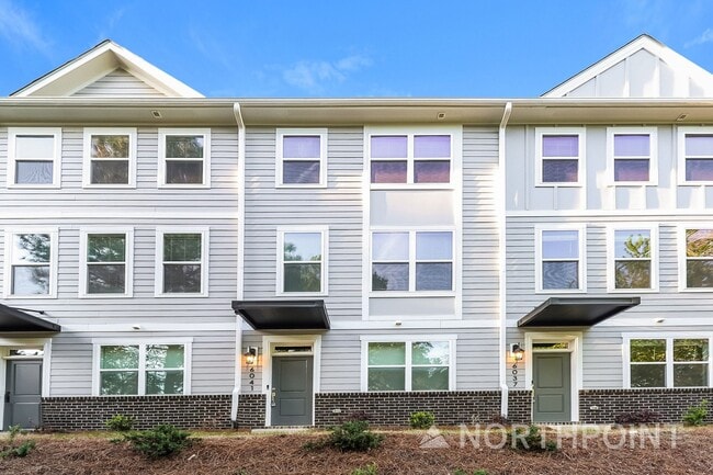 Building Photo - Beautiful 3BR 3.5BA Townhome w/ Full Appliance Kitchen Garage Parking in University
