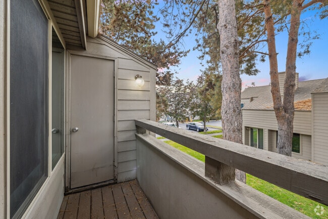 1BR, 1BA - 700SF - Patio