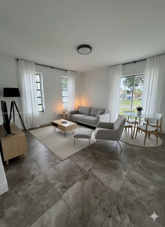 Building Photo - 2460 SW 36th Ave Unit 2462