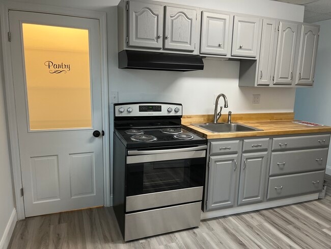 Cocina con despensa - 36 N Main St Unidad 6