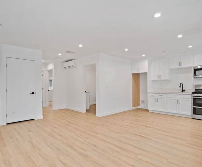 Photo - 10914 Columbus Ave Unit 1