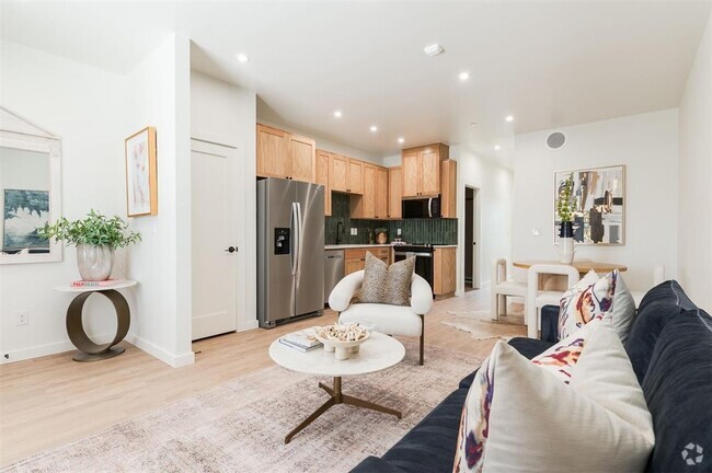 Building Photo - 1744 NW 15th St Unit 2B Rental
