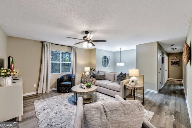 Photo - 221 Remington Ln