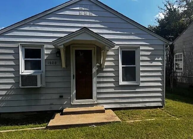Building Photo - 1600 S Oak Ave