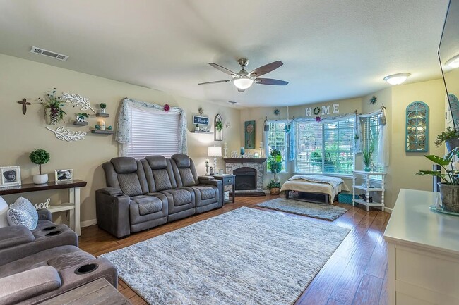 Photo - 3 BED 2 BATH HOUSE IN THE ENTERPRISE SCHOOL DISTRICT