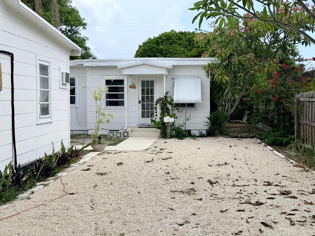 Building Photo - "Spacious 2-Bed, 2-Bath Oasis in Lake Worth Beach - Your Perfect Retreat Awaits!" Unit 1