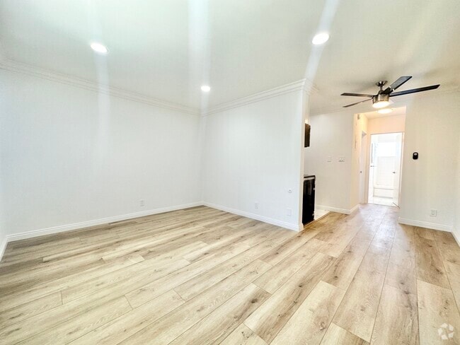 Building Photo - 14026 Oxnard St Unit 37 Rental