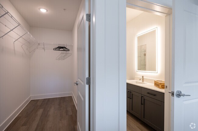 2B, 2 BA - 1004SF