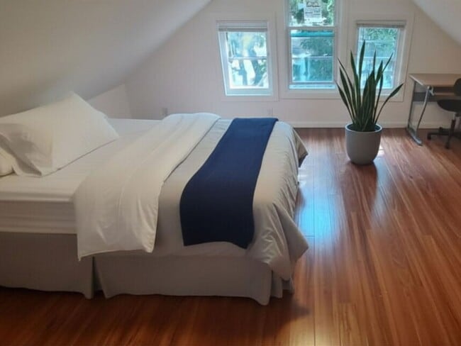 Building Photo - 309 S Aurora St Unit 2