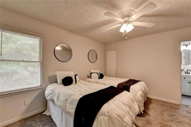 Photo - 979 Park Gate Pl
