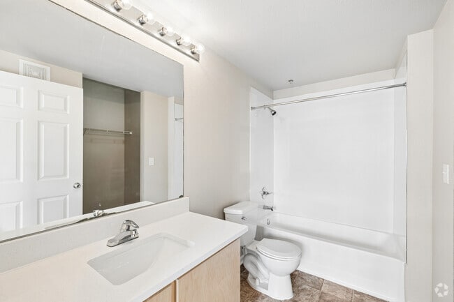 3 habitaciones, 2 baños - 1184 pies cuadrados - Baño principal