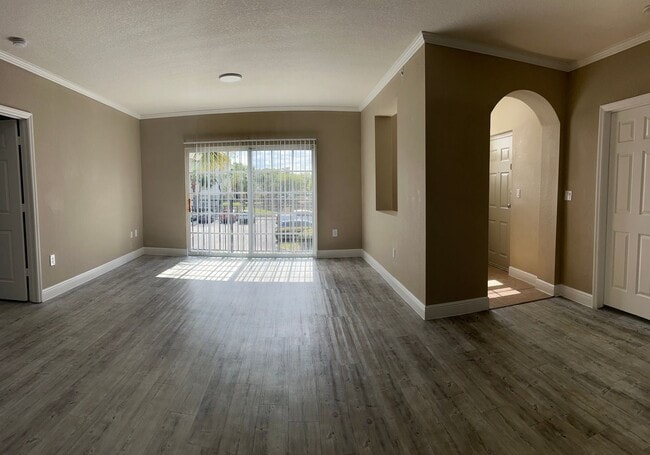 Photo - Limited Time: up to 3-Months FREE! Look And Lease Special 1/2 Month Free Unidad 10124-B2 - Bostonian