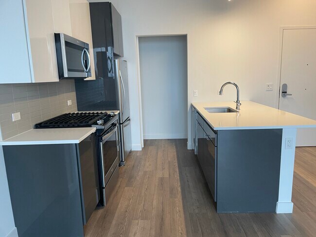 Photo - 843 W Sheridan Rd Apartments