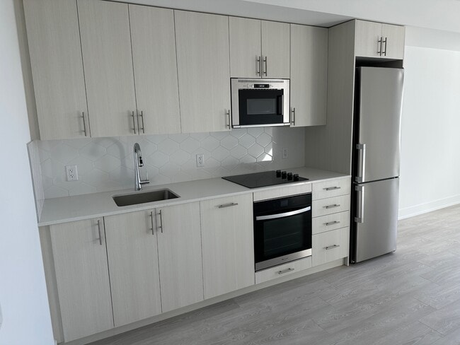 Photo - 809 Simcoe St N