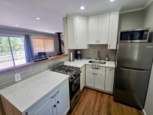 Modern 2 Bed / 2 Bath Near Bear Mountain Ski Resort & Golf Course