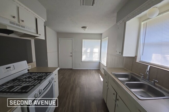 Photo - 1302 Gamma St