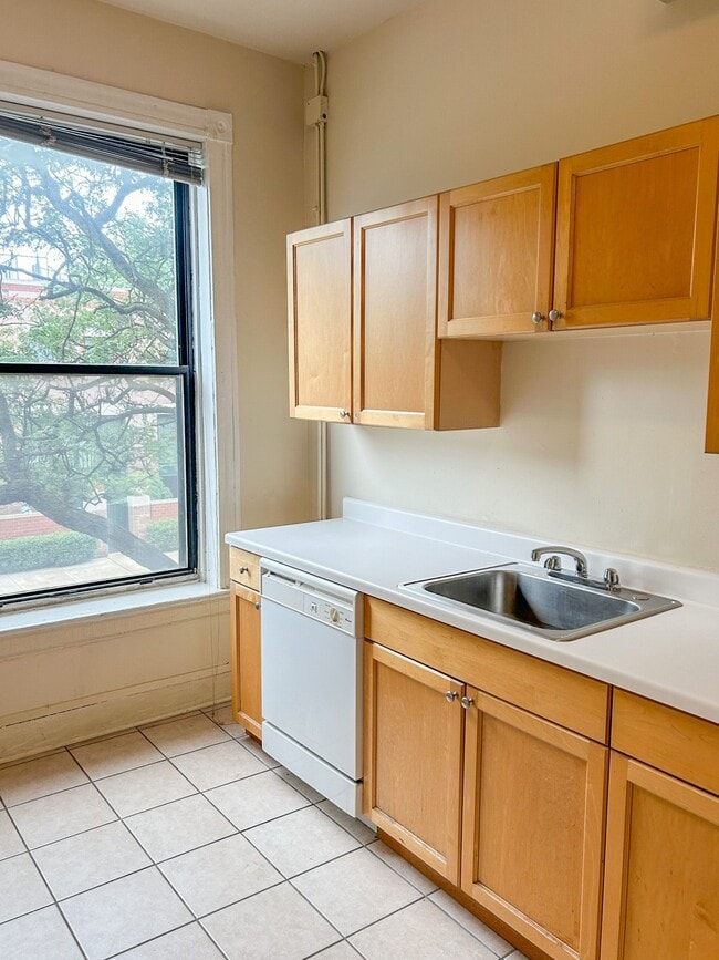 Photo - 703 W Willow St Unit 2