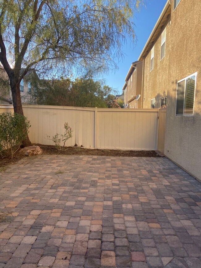 Photo - 3 Bedroom home / private yard