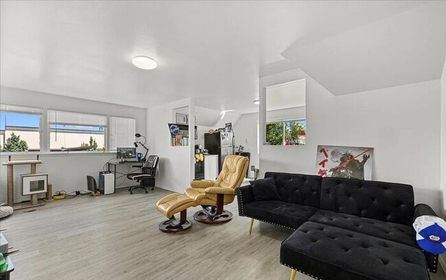 Photo - HALF OFF FIRST MONTH RENT! !! Nice 1 Bed, 1 Bath Upper Unit in Tacoma's Lincoln District