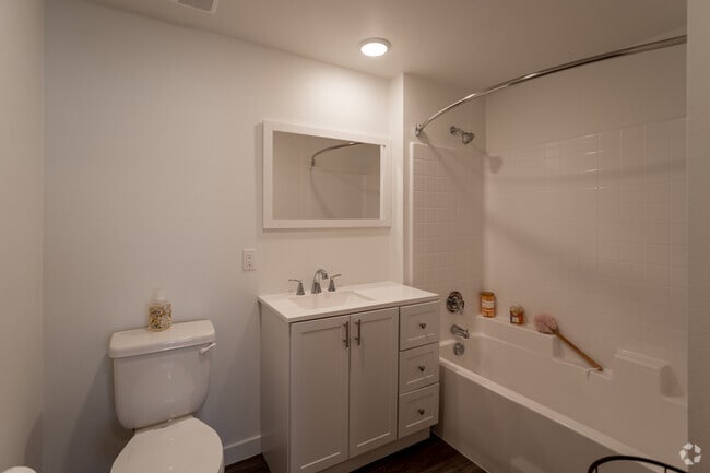 2BR, 2BA - 946SF