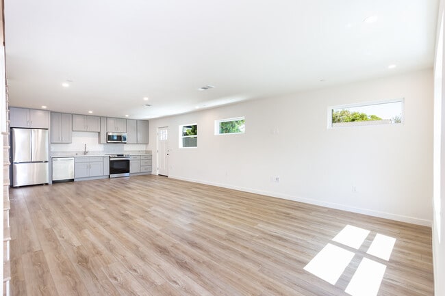 Photo - 3564 Bancroft St