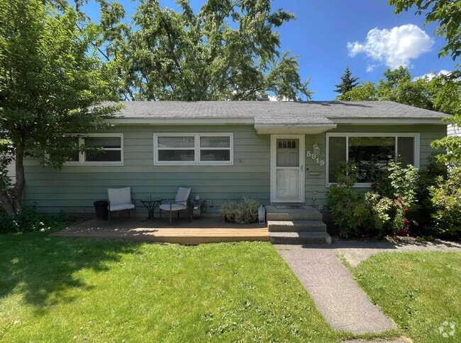 Building Photo - Spacious 1,000 Sq Ft 1 bedroom Lower Unit B Rental