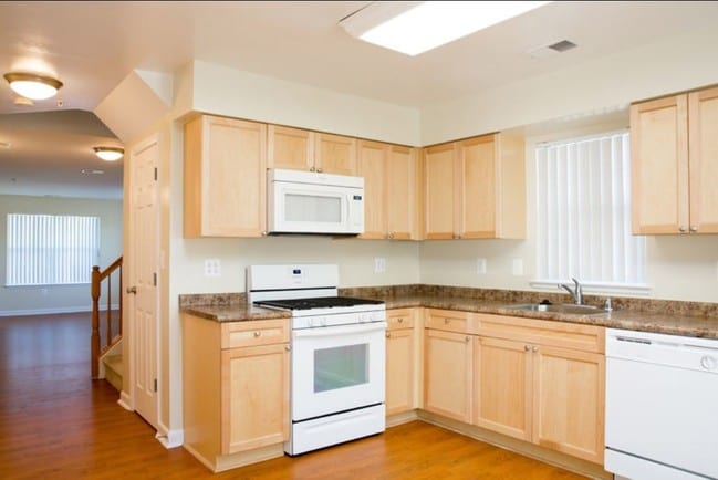 Cocina - Bellevue Homes - No Cost Utilities*