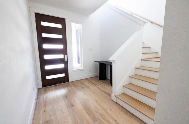 1141 W 17th St