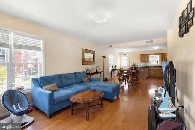 Photo - 2683 Edgemont St