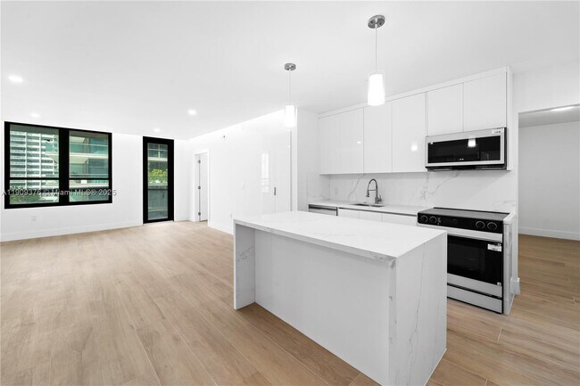 Building Photo - 10185 Collins Ave Unit 722