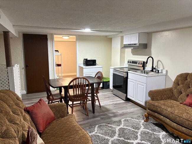 Photo - 961 N High St