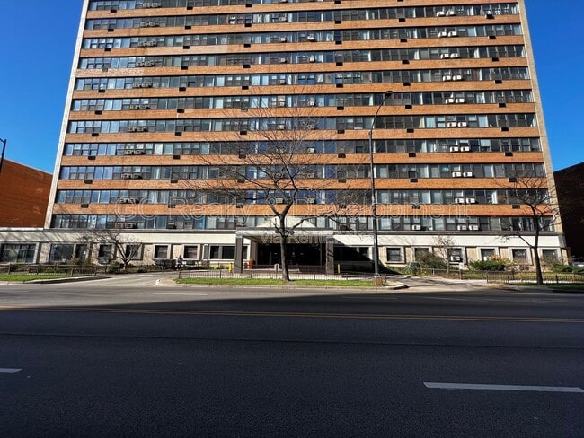 Building Photo - 6030 N Sheridan Rd Unit 1108