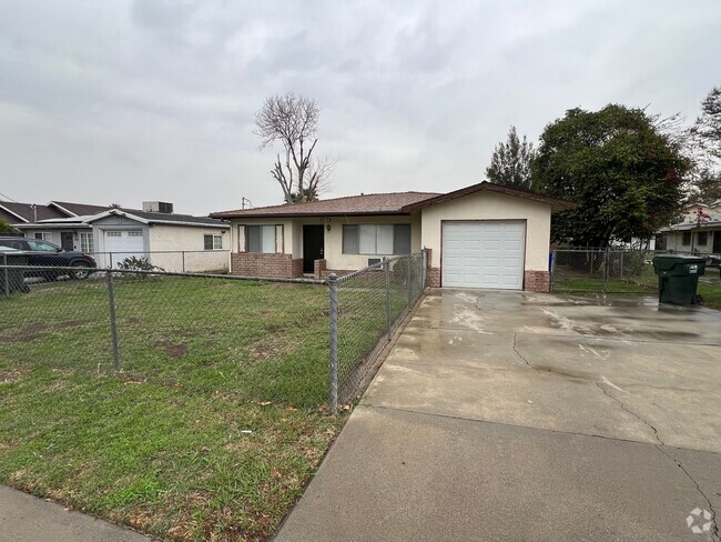 Building Photo - 3 bedroom house with a large back yard, ea...