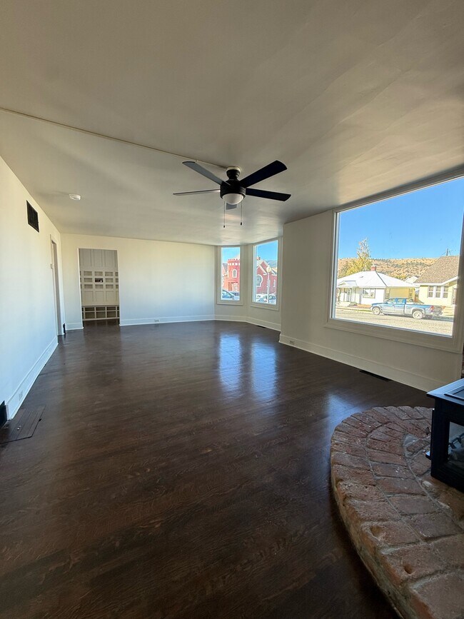 Photo - 215 W 5th St