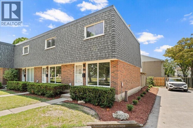 Photo - 272 Victoria St S