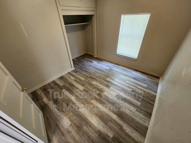 Photo - 300 W 14th St