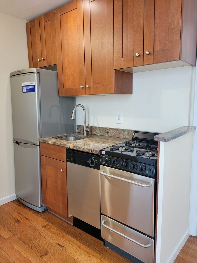 Photo - 517 E 77th St