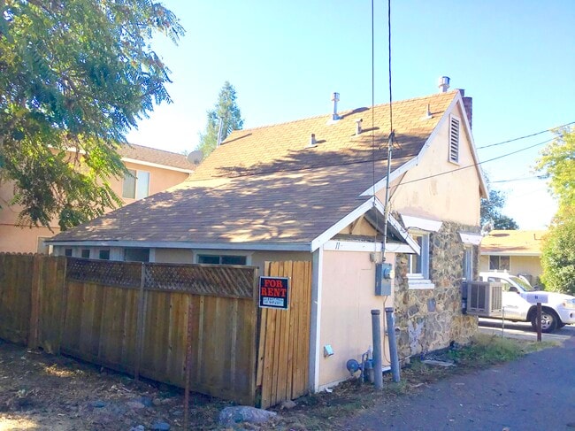 rear - 11 Hemstalk ct