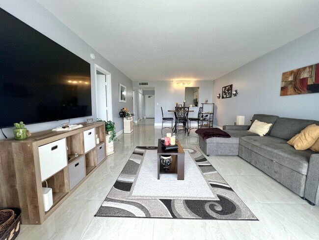 Building Photo - 4570 NW 18th Ave Unit 404