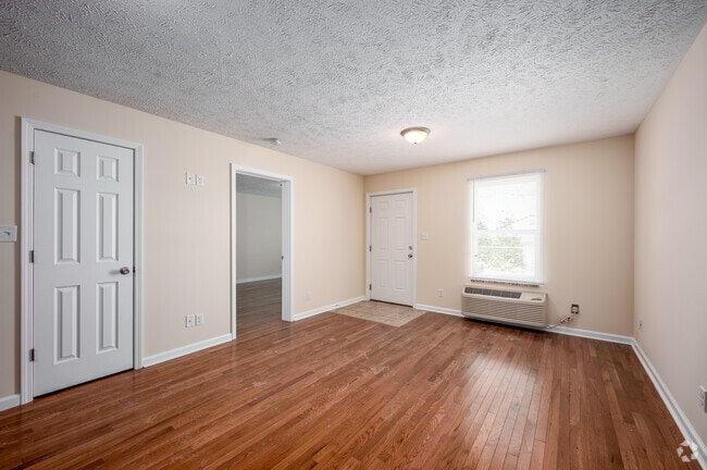 1BR, 1BA - 675SF - Living Room