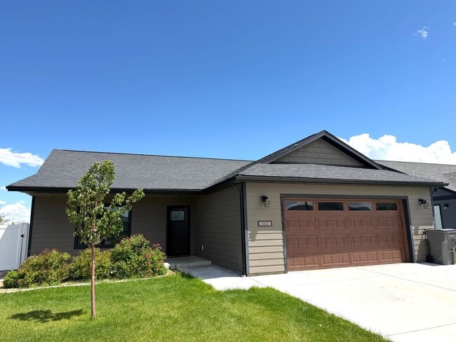 Building Photo - Single Level 3 Bed / 2 bath Home; Pet Friendly, Fenced back yard, Double car Garage