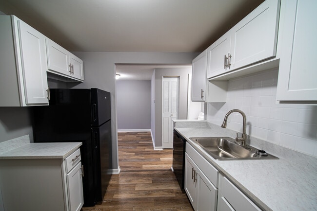 Photo - Lincoln Square Apartments