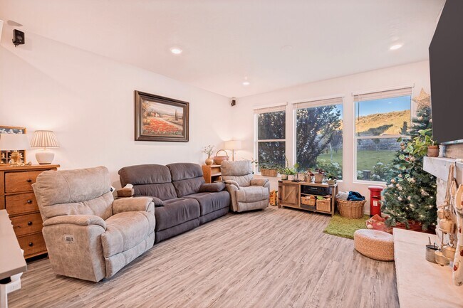 Photo - 693 S Grant Ln