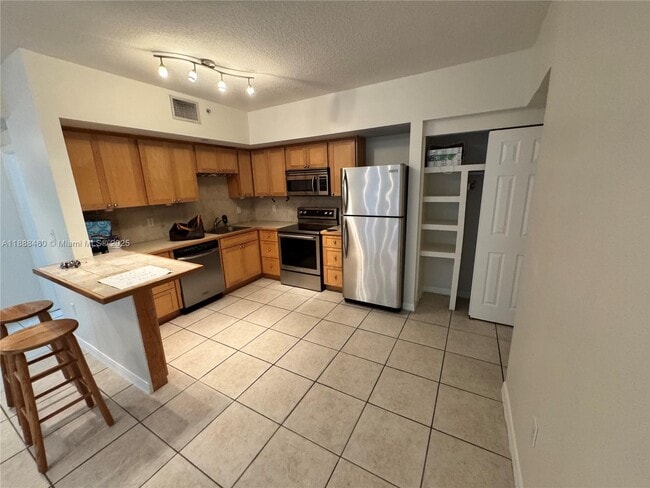 Building Photo - 2630 SW 28th St Unit 16