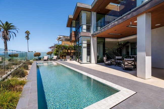 Building Photo - Luxury Coastal Escape w/ Resort-Style Amen... Rental