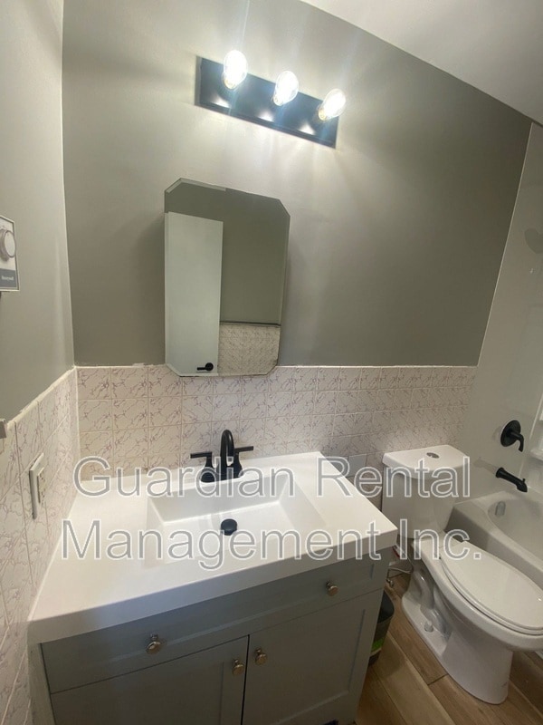 Photo - 683 John St Unit Upper