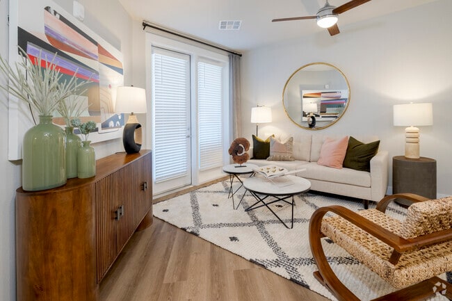 1BR, 1BA - 795SF - Living Room