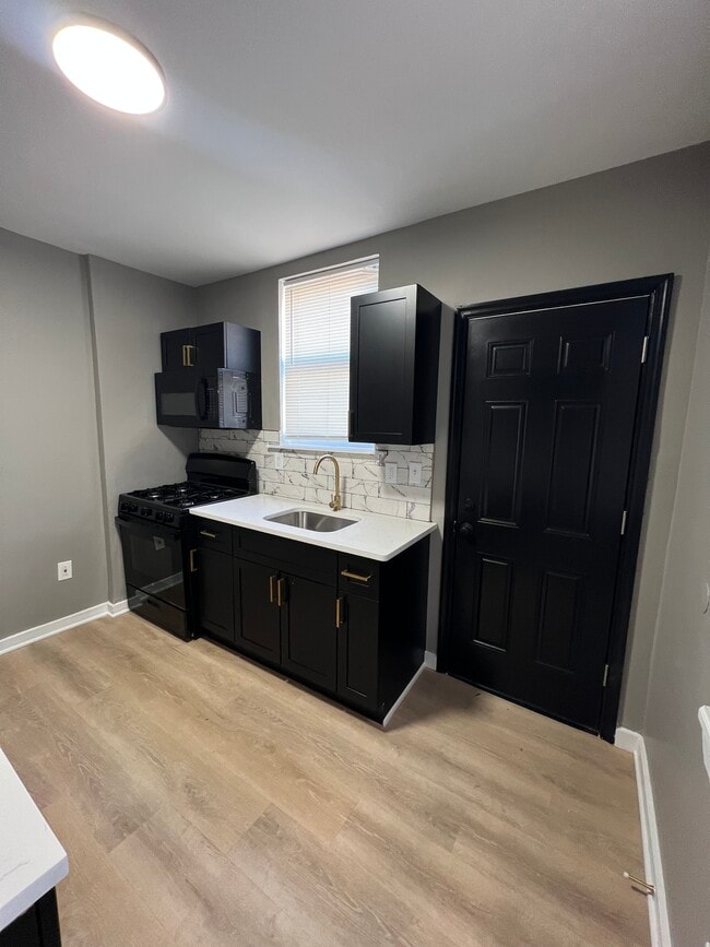 Photo - 930 Pennell St